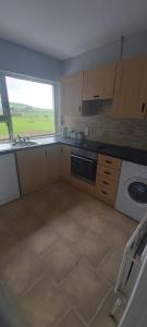 Kuchyň nebo kuchyňský kout v ubytování Knockalt Cottage