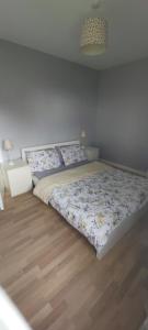 Postel nebo postele na pokoji v ubytování Knockalt Cottage