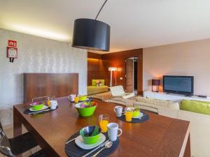 - un salon avec une table et de la nourriture dans l'établissement Apartment Salgados Beach & Golf by Interhome, à Galé