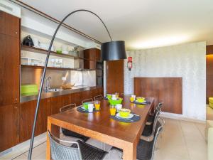 - une salle à manger avec une table et des chaises en bois dans l'établissement Apartment Salgados Beach & Golf by Interhome, à Galé