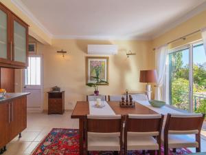 een keuken en eetkamer met een tafel en stoelen bij Villa Villa Rosa by Interhome in Loulé +25 foto's
