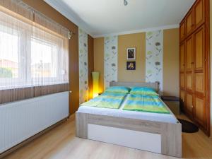 Schlafzimmer mit einem Bett und einem Fenster in der Unterkunft Holiday Home Ildiko by Interhome in Balatonlelle