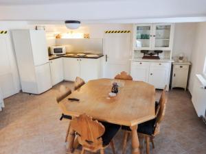 cocina y comedor con mesa de madera y sillas en Holiday Home Lenora II by Interhome, en Lenora