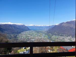 - une vue sur une vallée avec des montagnes enneigées dans l'établissement Holiday Home Cà Listra by Interhome, à Gudo