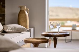 dwa kieliszki wina na stole obok kanapy w obiekcie Syllac Elegant Stay w mieście Dhriopís +37 zdjęć