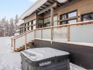 ein Haus im Schnee mit einer Matratze davor in der Unterkunft Holiday Home Villa kallas by Interhome in Karjalaisenniemi