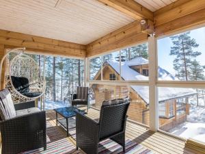 um alpendre com cadeiras e uma casa em Holiday Home Kiviranta by Interhome em Korpilahti