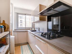 uma cozinha com um fogão, um lavatório e uma janela em Apartment Calliope by Interhome em Arcachon