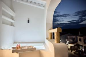Pokój z oknem z widokiem na miasto w obiekcie Syllac Elegant Stay w mieście Dhriopís