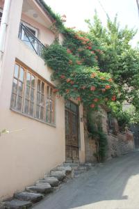 un edificio con una porta con dei fiori sopra di Valiko a Tbilisi City
