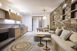 salon z kanapą i kamienną ścianą w obiekcie Syllac Elegant Stay w mieście Dhriopís