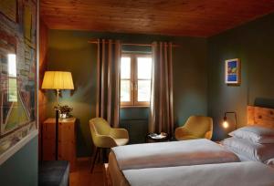 シュヴァルツェンベルク・イム・ブレゲンツァーヴァルトにあるGasthof Hirschen Schwarzenbergのベッド2台と窓が備わるホテルルームです。