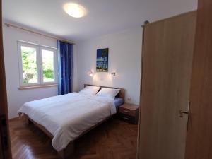 Tempat tidur dalam kamar di Apartments Jurandvor