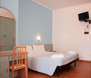 Un pat sau paturi într-o cameră la Hotel Rugantino