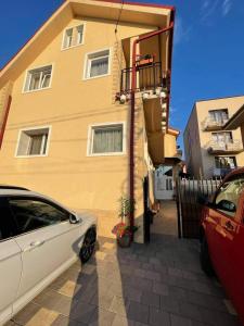 un coche blanco estacionado frente a una casa en Casa Wiesmann Băile Felix, en Băile Felix