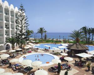 an overhead view of a swimming pool with umbrellas and the ocean at Ona Marinas de Nerja Spa Resort in Nerja