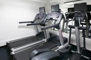 - une salle de sport avec tapis de course et machines elliptiques dans l'établissement Club Quarters Hotel Covent Garden Holborn, London, à Londres