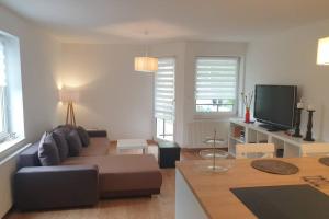 Televízia a/alebo spoločenská miestnosť v ubytovaní Apartament przy samym jeziorze + 7 fotografií