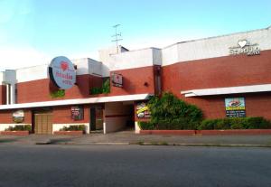 um edifício com um sinal na lateral em Studio Motel (Adult Only) em Santos