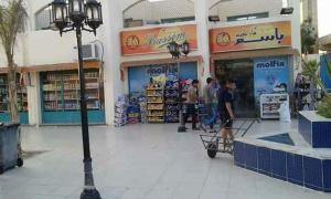 eine Gruppe von Menschen, die in einem Einkaufszentrum spazieren in der Unterkunft saha3 Basement villa 114 green beach in El-Alamein