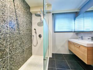 Bathroom sa Apartment Residentie Mistral by Interhome