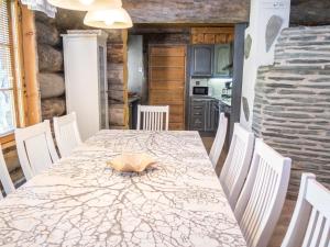een eetkamer met een tafel en stoelen en een keuken bij Holiday Home Costa ruca by Interhome in Ruka