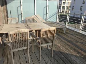 drewniany stół i krzesła na balkonie w obiekcie Apartment Residentie Mistral by Interhome w mieście Bredene