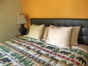 Postel nebo postele na pokoji v ubytování Uncle Nicolai's Inn B&B