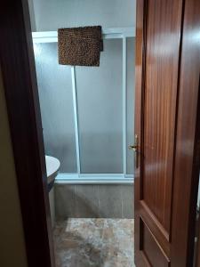 チピオナにあるChipiona edf. Arrecifeのバスルーム(シャワー、トイレ、洗面台付)