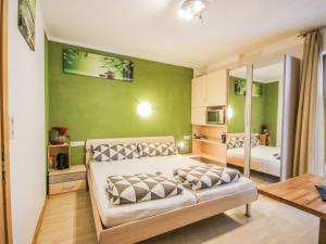 Posteľ alebo postele v izbe v ubytovaní Studio Frischmann-2 by Interhome