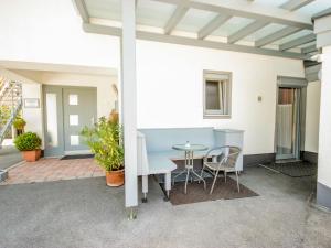 Patio alebo iná vonkajšia časť ubytovania Studio Frischmann-2 by Interhome