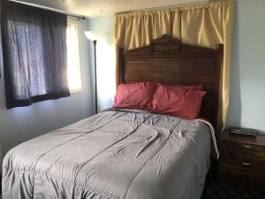 Postel nebo postele na pokoji v ubytování Uncle Nicolai's Inn B&B