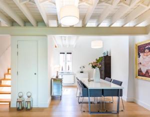 un comedor con una mesa y una pintura en la pared en Antwerp old town triplex apartment, en Amberes