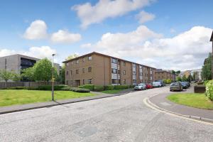 an empty street in front of a building at Ideal Central Edinburgh location with free on-site private parking in Edinburgh