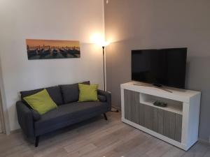 Marco's apartment -ideale per Venezia- في ميستر: غرفة معيشة مع أريكة وتلفزيون بشاشة مسطحة
