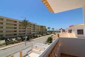 een uitzicht vanaf het balkon van het appartement bij Villa Vista Mar - Galé - Albufeira in Guia