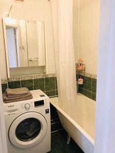 W łazience znajduje się pralka i wanna. w obiekcie Comfy classic apartment in Trakai w mieście Troki