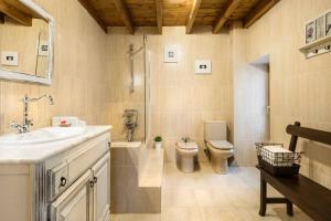 a bathroom with a sink and a toilet and a shower at Casa Magdalena: mar y montaña in Adino