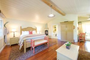 um quarto com uma cama e piso em madeira em The Cottages of Napa Valley em Napa