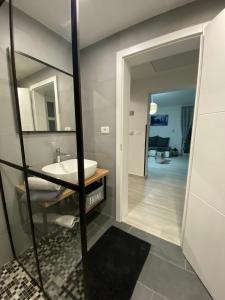 y baño con lavabo y espejo. en Apartma Mija-Dekani, en Dekani