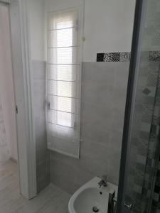 uma casa de banho com um WC e um lavatório em Daniela em Policastro Bussentino