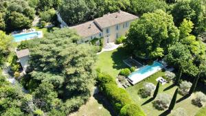 an aerial view of a house with a swimming pool and trees at La Bastide de Ganay in Aix-en-Provence