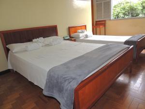 1 dormitorio con 2 camas y ventana en Hotel Esplanada Belo Horizonte - Proximo a Estacao de Trem, en Belo Horizonte