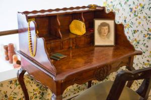 una mesa de madera con una foto de una mujer en ella en Object Hotel - 1A Loft en Bisbee