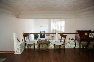 a living room with a table and four chairs at Object Hotel - 1A Loft in Bisbee