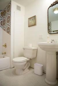 Baño blanco con aseo y lavamanos en Object Hotel - 1A Loft en Bisbee