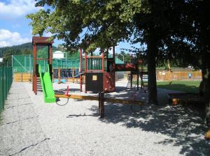 Plac zabaw dla dzieci w obiekcie Chata na Poskle u lesa s výhledem