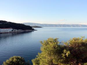 vistas a una gran masa de agua en Apartments Rubinić, en Jelsa