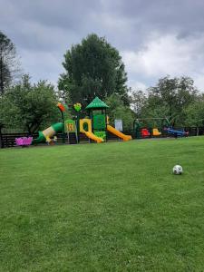 un parque infantil con una pelota de fútbol en el césped en Casa Codrin, en Bran