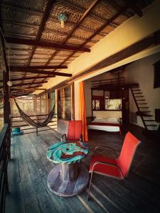 塞諾的住宿－Barranquero Hotel，配有一张床和一张桌子及椅子的房间